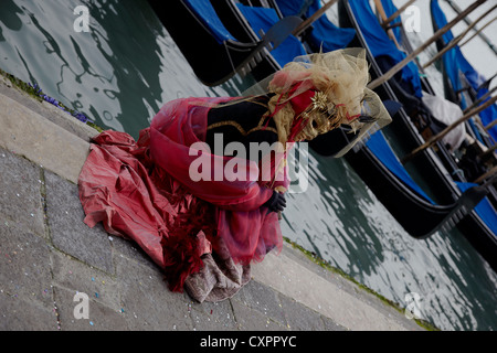 Masquerade in posa di fronte delle gondole Foto Stock