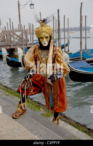 Masquerade in posa di fronte delle gondole Foto Stock