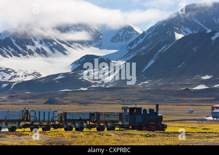 Locomotive sulle Ny Alesund, la maggior parte degli insediamenti northernly, ora centro di ricerca artica, Spitsbergen Foto Stock