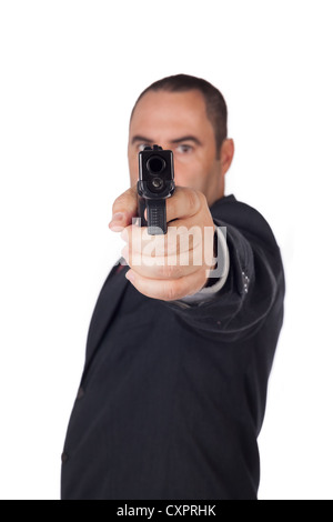 Uomo con una pistola pronta a sparare (focus sull'arma) Foto Stock