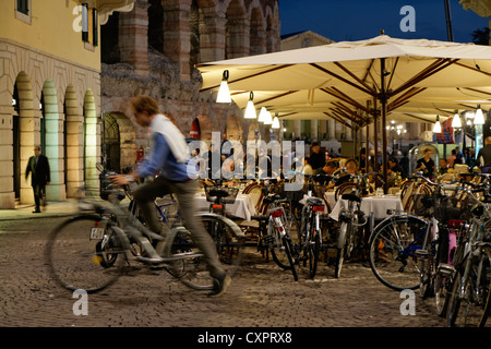 Il marciapiede ristoranti a Verona, Italia. Di fronte all'Anfiteatro Romano Foto Stock