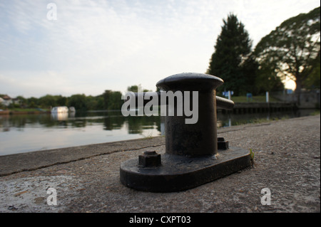 Bollard lungo il Tamigi Foto Stock