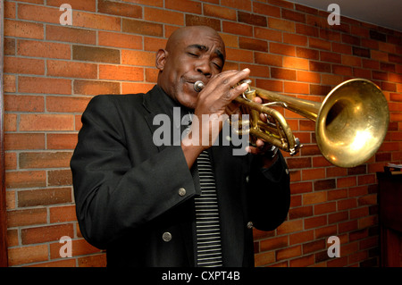 Musicista cubano giocando in un night club Foto Stock