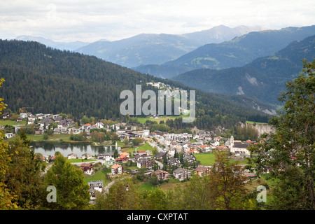 Una vista del Alpina villaggio vacanze di Laax, Grigioni, Svizzera, Europa Foto Stock