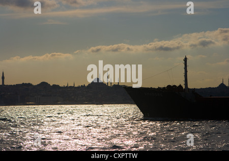 Silhouette di un contenitore di spedizione sul Bosforo, Istanbul, Turchia Foto Stock