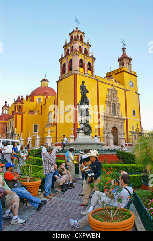 Guanajuato è Plaza de la Paz con musicisti che attrae una folla, Basilica di Nostra Signora di Guanajuato in background Foto Stock