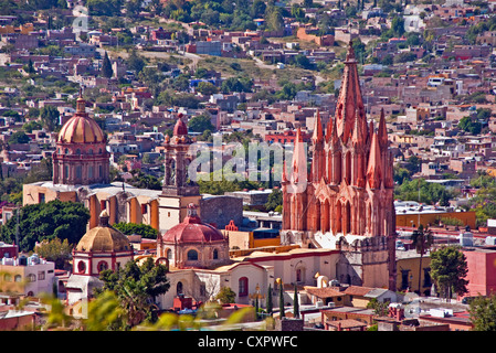 San Miguel De Allende's guglie gotiche di La Parroquia de San Miguel Arcangel (Chiesa di San Michele Arcangelo), a destra Foto Stock