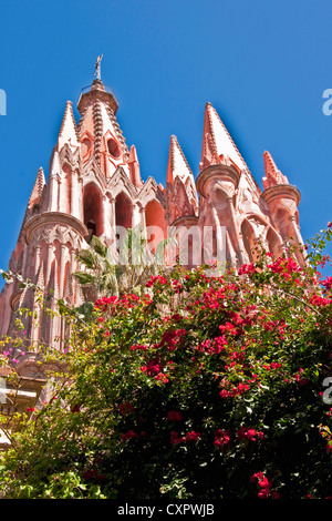 San Miguel De Allende's guglie gotiche di La Parroquia de San Miguel Arcangel (Chiesa di San Michele Arcangelo) Foto Stock