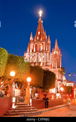 San Miguel De Allende gotica del La Parroquia de San Miguel Arcangel (Chiesa di San Michele Arcangelo) al Jardin di notte Foto Stock