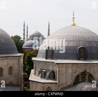 Le cupole della basilica di Santa Sofia e la Moschea del Sultano Ahmed, (Moschea Blu), Istanbul, Turchia Foto Stock