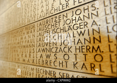 Il cimitero di guerra tedesco di Langemark (anche farro 'Langemarck') è nei pressi del villaggio di Langemark. Foto Stock