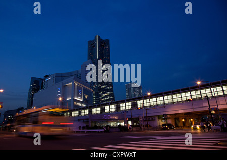 Yokohama Landmark Tower a Minato Mirai in serata. Yokohama, Kanagawa, Giappone. Foto Stock