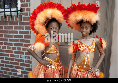 USA: Brooklyn, New York. Le ragazze in costume posa per foto prima di marciare nei Caraibi Kiddies Parade di Crown Heights, 2012. Foto Stock