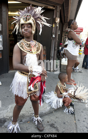 U.S.A.: Brooklyn, New York. Caraibi boys, rappresentante di Trinidad e Tobago, aspettano l'inizio dei Caraibi Kiddies parata del giorno. Foto Stock