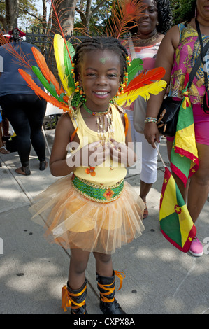 USA: Brooklyn, New York: Gruppo dalla Guyana prepararsi a marzo nei Caraibi Kiddies parata del giorno, Crown Heights, 2012. Foto Stock