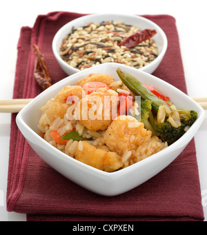 Dolce e aspro di pollo con riso e verdure Foto Stock