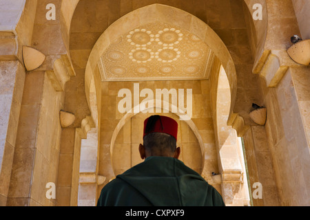 Uomo locale con tradizionale hat nella moschea di Hassan II, Casablanca, Marocco Foto Stock