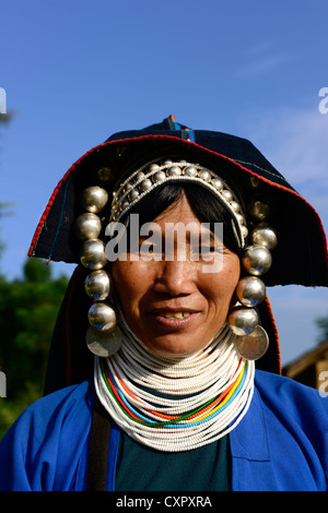 Ritratto di una donna Akha prese nella parte orientale del Myanmar. Foto Stock