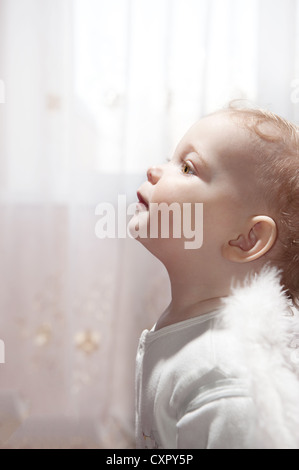 Baby faccia con occhi marroni, vista laterale Foto Stock