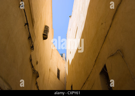 Corsia stretta nella vecchia medina di Fez, Marocco Foto Stock