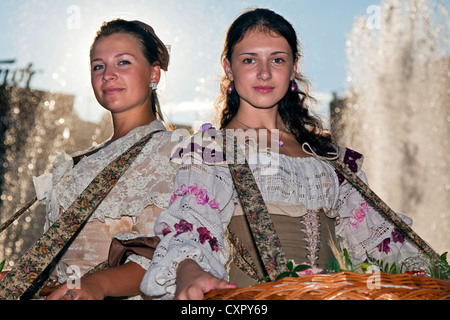 Venditori di fiori, abito tradizionale, Leopoli città vecchia, Ucraina Foto Stock