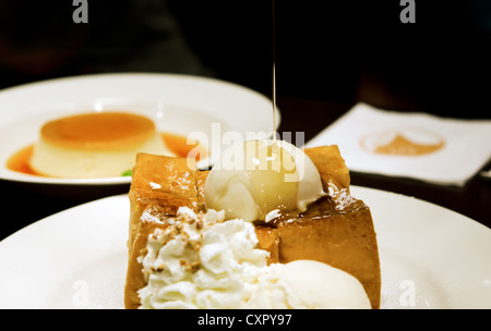 Toast con la panna , gelato e sciroppo di miele Foto Stock