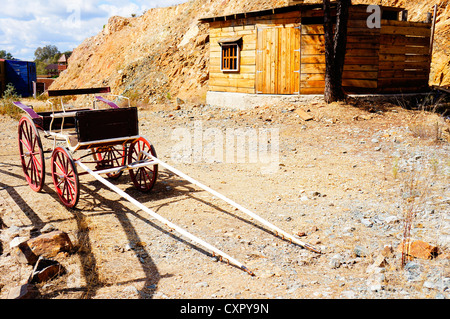 Città Western saloon, una vista frontale di un carro occidentale dai giorni del selvaggio west Siviglia, Spagna Foto Stock