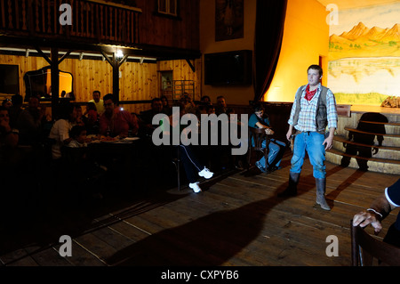 Cowboy pistolero con azione a pistola vecchio west americano shoot out sulla storica autentica replica gunfight rievocazione storica il salone club. Foto Stock