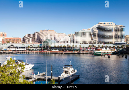 Una vista sul Darling Harbour, Sydney, Australia, al Novotel e l'Hotel Ibis, con il centro commerciale per lo shopping al di sotto di esse. Foto Stock