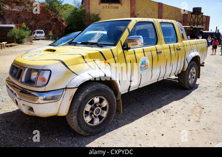 Città occidentali. Giallo off road auto su attività a La Reserva Sevilla, il parco safari, El Castillo De Las Guardas Foto Stock