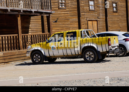 Città occidentali. Giallo off road auto su attività a La Reserva Sevilla, il parco safari, El Castillo De Las Guardas Foto Stock