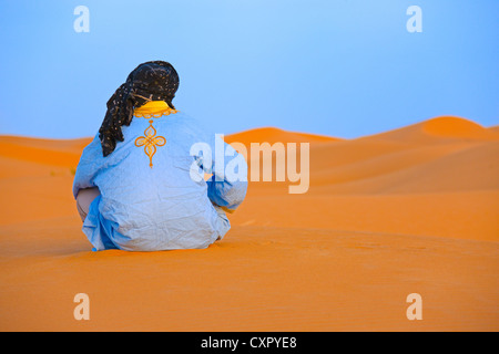 L uomo nel deserto del Sahara, Erg Chebbi, Marocco Foto Stock