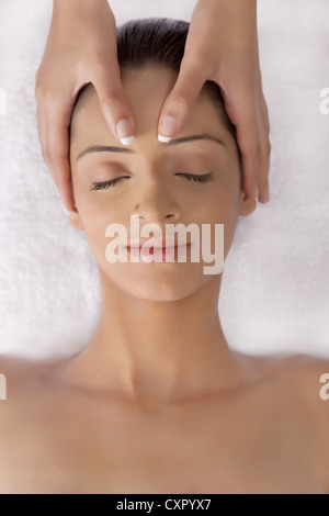 Close-up di bella giovane donna con massaggio della testa Foto Stock