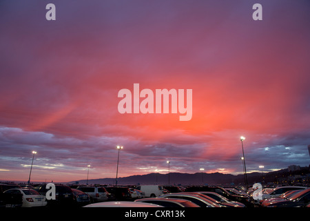 Auto nel parcheggio al tramonto Foto Stock