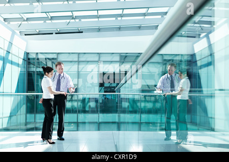 I medici azienda medical record nel corridoio di ospedale Foto Stock