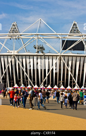 Gli spettatori che arrivano a Londra 2012 Olympic Stadium Stratford Inghilterra Europa Foto Stock