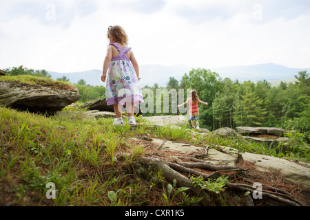 Le ragazze a giocare sulle rocce Foto Stock