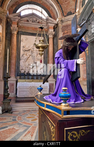 Paso con Cristo nella sua passione. Mafra National Palace e convento in Portogallo. Ordine francescano. Edificio in stile barocco. Foto Stock