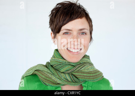 Donna che indossa foulard verde, ritratto Foto Stock