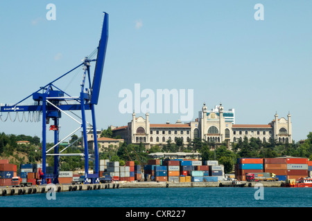 Türkei, Istanbul, Üsküdar, Industrie-Hafen dahinter die Marmara Universität Foto Stock