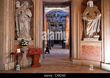 Santa Rita da Cascia e Santa Elisabetta di Portogallo. Italiano statue barocche nella Basilica della Mafra National Palace, Portogallo. Foto Stock