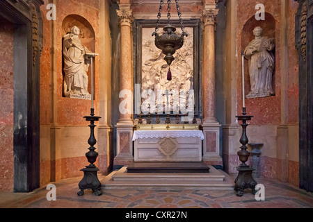 San Tommaso d Aquino e di san Bonaventura. Italiano statue barocche nella Basilica della Mafra National Palace, Portogallo. Foto Stock