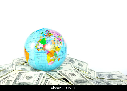 Un globo e dollari è isolato su una bianchezza Foto Stock