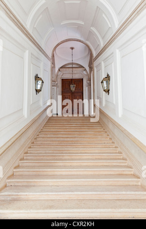 Scala nel Mafra National Palace, del convento e della Basilica in Portogallo. I religiosi francescani ordine. Architettura Barocca. Foto Stock