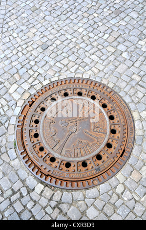 Coperchio in ghisa sul marciapiede di Berlino Germania Foto Stock