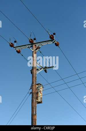 11 kV. elettrodotti aerei e trasformatore su palo di legno. Ivegill, Cumbria, England, Regno Unito, Europa. Foto Stock