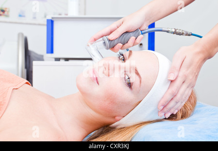 La ragazza facendo procedure cosmetiche in clinica termale Foto Stock