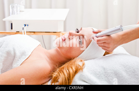 La ragazza facendo procedure cosmetiche in clinica termale Foto Stock