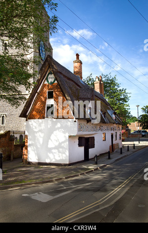 Strada tranquilla in East Dereham Norfolk con il Vescovo Bonner's Cottage Foto Stock