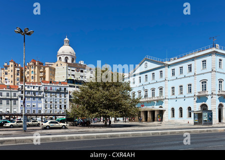 Santa Apolonia stazione ferroviaria con il quartiere Graça edificio e la Santa Chiesa Engrácia (Pantheon Nazionale) Torre Lanterna. Foto Stock